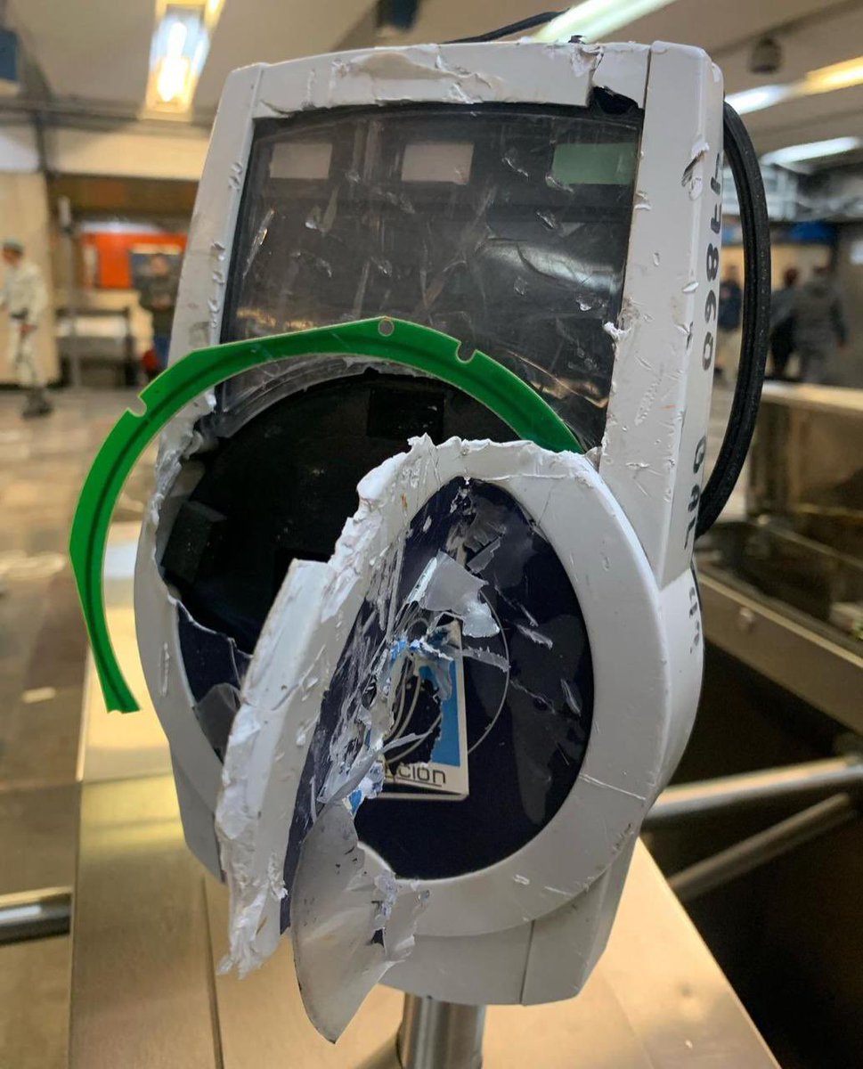 ramonramirezpe's tweet photo. A esto en mi pueblo se le llama “sabotaje” y debería ser castigado, más si es en flagrancia…luego entonces no entiendo para que llego la @GN_MEXICO_ a las instalaciones del @MetroCDMX si solo están de espectadores @GCalderon_Metro https://t.co/HTxRTG9rD9