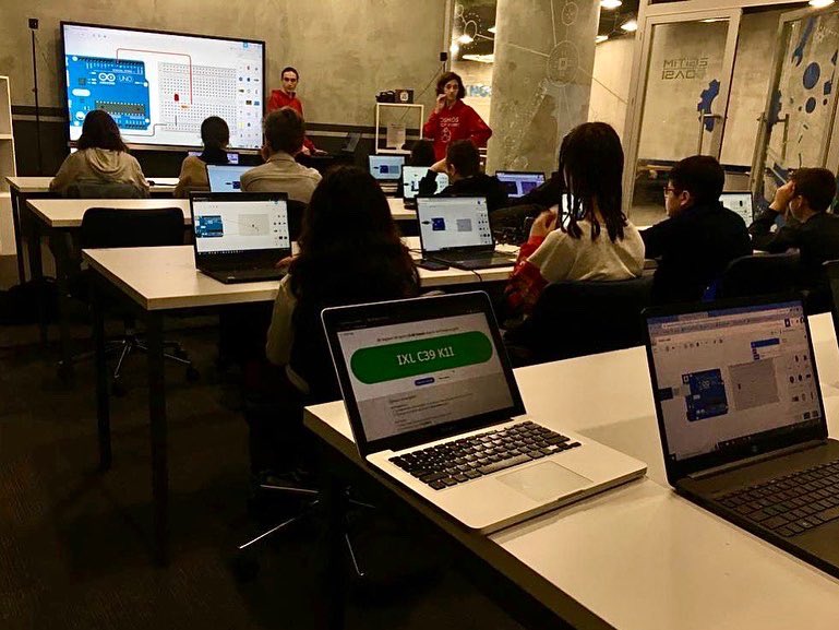 Bugün @atolye_uskudar ‘da STEM’i yaymak amacıyla ortaokul ve lise öğrencilerine robotik kodlama eğitimi verdik 💻
 @fyukselfound @first_official_
#frcturkey