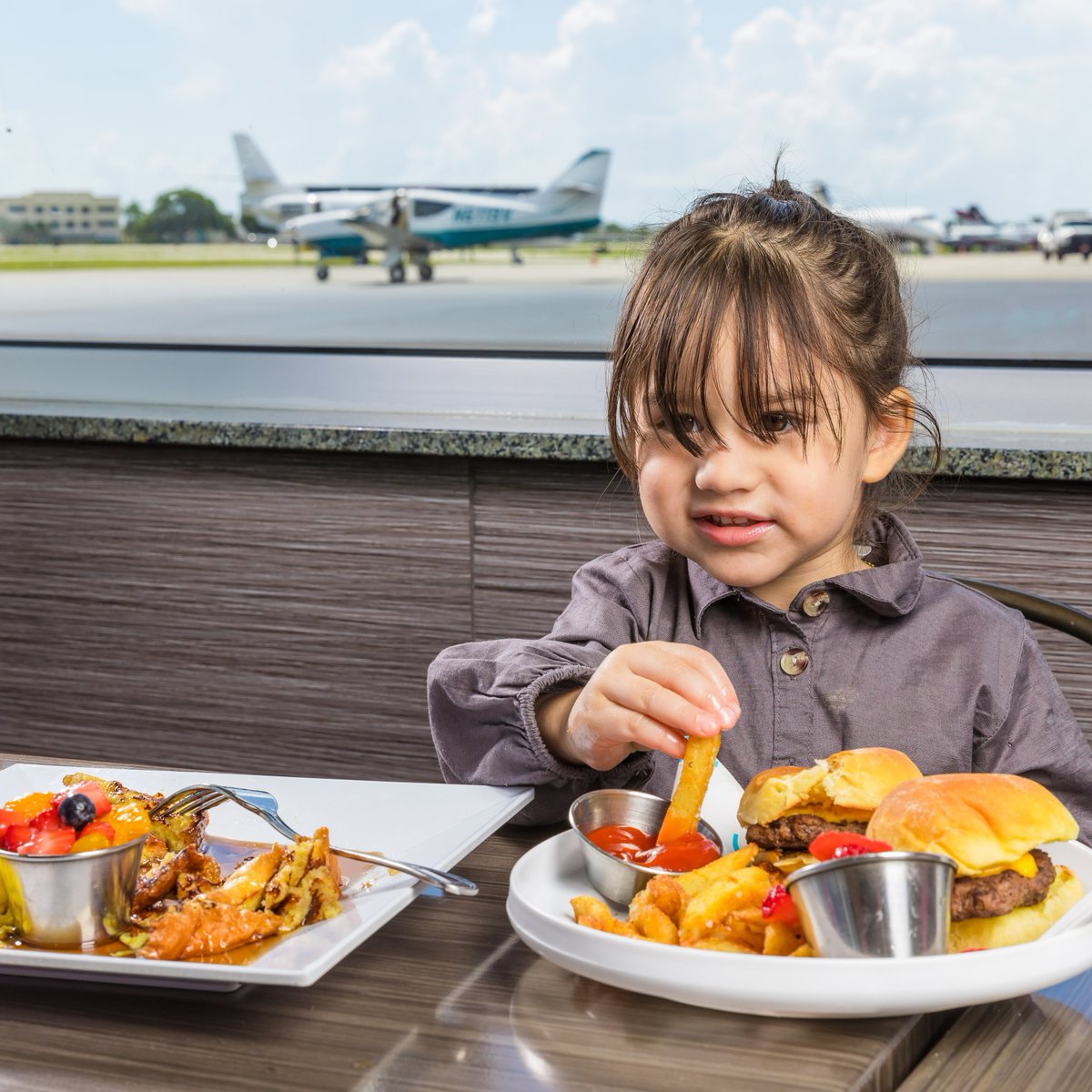 JETRUNWAYCAFE's tweet photo. Let your imagination & tastebuds soar โ๏ธ
#JET #SFL #JETRUNWAYCAFE #brunch #breakfast #firstclass #aviation #jetrunwaycafe #jet #plane #takeoff #pilot #fortlauderdale #banyan #tasty #foodie #nomnom #eeeeeats #flmageats #fxe #visitlauderdale #local #kidfriendly https://t.co/qMG8jNAZ7Q
