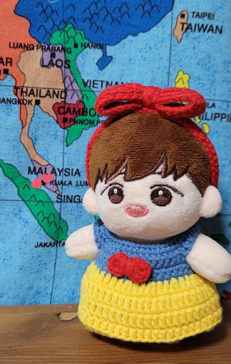 mookangs_soms's tweet photo. 쪼꼬 드레스 맞췄는데
츄츄핑이 탐내서  같이 피팅해 봄ㅋㅋ
옵빠가 말레이시아 가소
말레이시아 앞에�� 찍어봄

백설공주 드레스 이중 밑단이
차별화되어
풍성해보이고 이쁨💕
레드리본 사이즈도 조콤 크게
했더니
더 심장아파💙

#뜨개옷
#니틀리에
#백설공주뜨개옷 https://t.co/xlZMsjuPrc