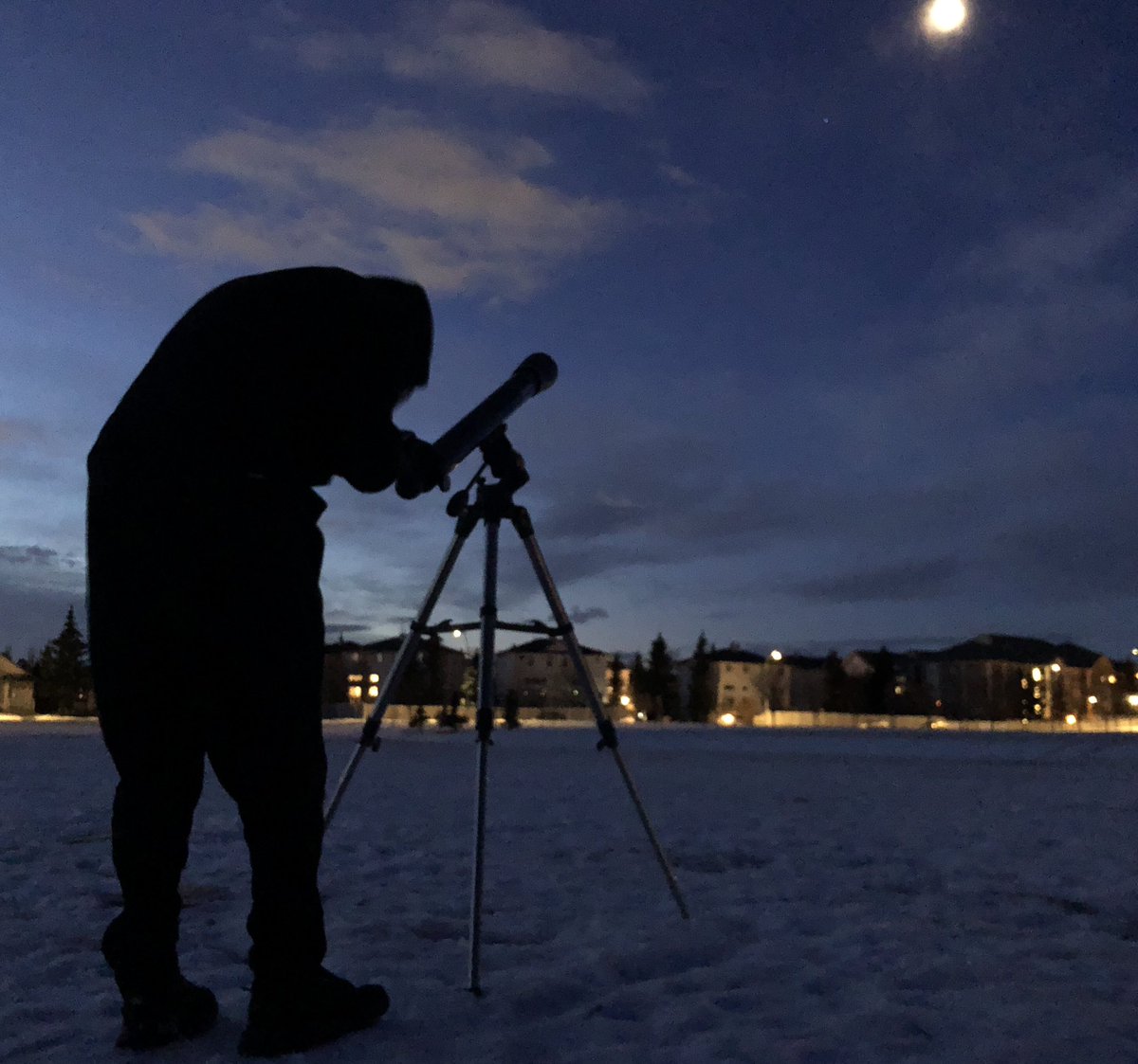 shamukemo's tweet image. Good morning! Day 3 of a 29.5 day science project helping ma boy measure the moon. #highschoolscience #astronomy #yyc