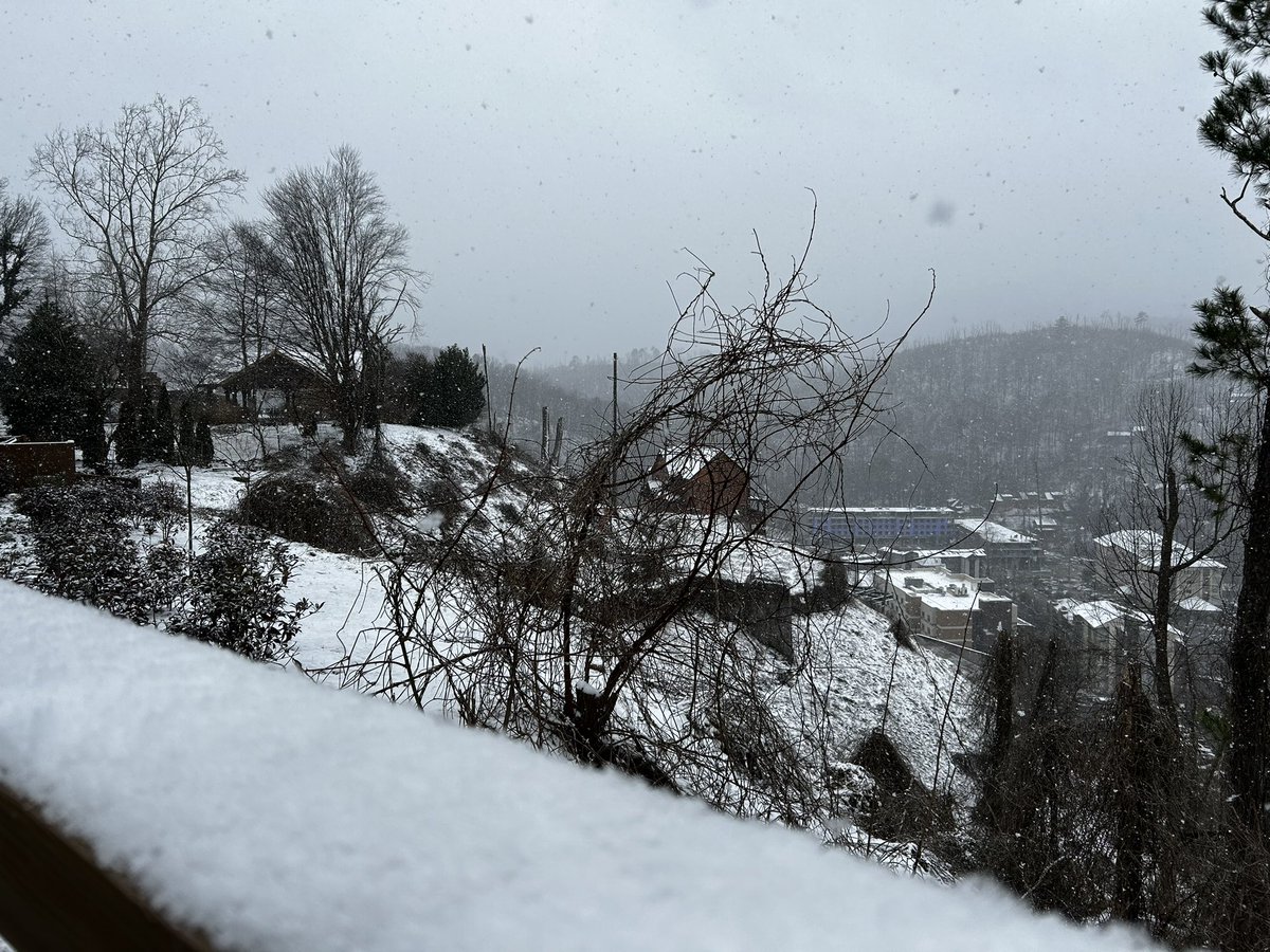 wxchad's tweet photo. @TrooperBob_SC @natwxdesk @ABCNews4 Morning Bob!
Got a good 2”+ on the other side of the “hills” in Gatlinburg! Still coming down!
Have fun…. https://t.co/n4PPlgbNuc
