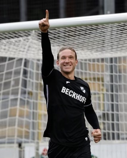 SCVerl's tweet photo. Vinko zeigt es an. Wir nehmen einen Punkt mit. Nächste Woche so weitermachen, Sportclub 🖤🤍
#scverl #SCFSCV #3liga #zeigtsuns #fu3ball #matchday https://t.co/rhCexG2xgE