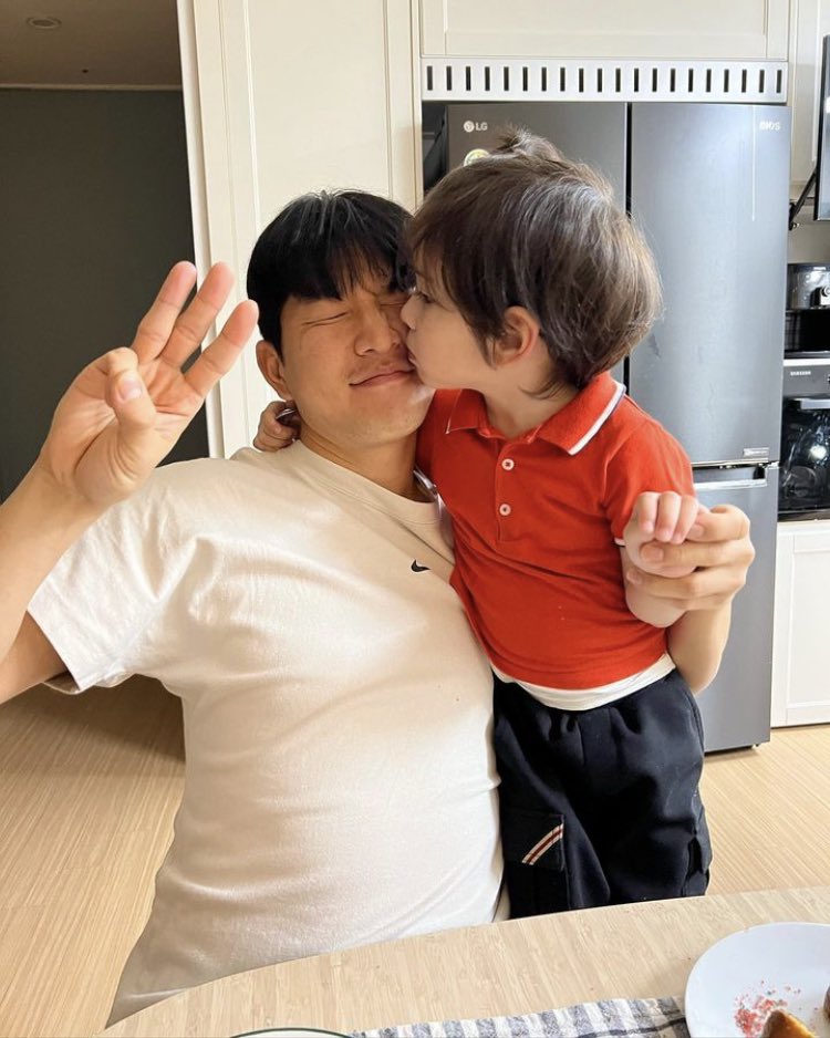 geonhoopage's tweet photo. HAPPY BELATED BIRTHDAY JINWOO!!! 3 already but it feels like just yesterday when he was born🥹 hope he had fun eating cake and playing with ottoodans HAHAHAH

cr: milany_p (insta) https://t.co/HBV9gsjNOk