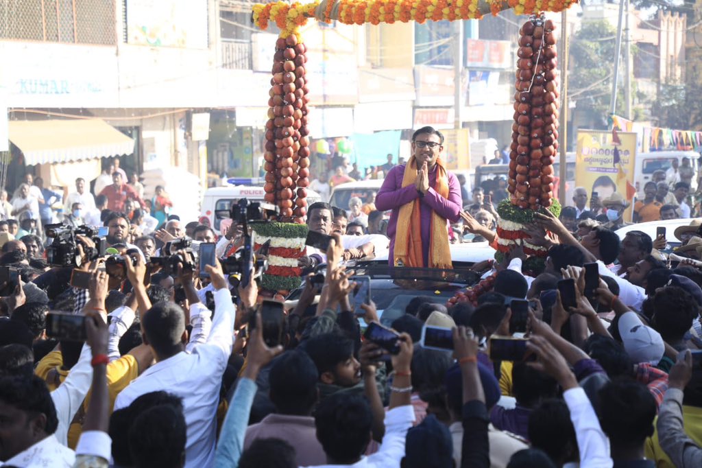 DrSudhakar_'s tweet photo. ಅಲಂಕಾರಗೊಂಡ ಎತ್ತಿನ ಬಂಡಿಗಳು, ಡೊಳ್ಳು ಕುಣಿತ, ಸುಗ್ಗಿ ಕುಣಿತ, ಜಗ್ಗಹಳಿಗೆ ಕುಣಿತ ಸೇರಿದಂತೆ ರಾಜ್ಯ ಹಾಗೂ ಹೊರ ರಾಜ್ಯಗಳ 2000ಕ್ಕೂ ಅಧಿಕ ಜಾನಪದ ತಂಡಗಳು ಮೆರವಣಿಗೆಯಲ್ಲಿ ಭಾಗಿಯಾಗಿದ್ದವು.

ನಮ್ಮ ಕಲೆ, ಸಂಸ್ಕೃತಿಯನ್ನು ಸಂಭ್ರಮದಿಂದ ಆಚರಿಸುವ ಚಿಕ್ಕಬಳ್ಳಾಪುರ ಉತ್ಸವಕ್ಕೆ ಮೆರವಣಿಗೆಯು ವಿಶೇಷ ಮೆರುಗು ನೀಡಿತು.

#CKBUtsava

2/2 https://t.co/yTKfBBTOtt