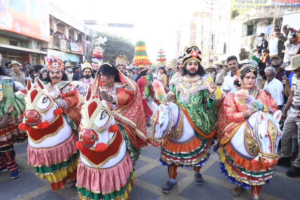 DrSudhakar_'s tweet photo. ಅಲಂಕಾರಗೊಂಡ ಎತ್ತಿನ ಬಂಡಿಗಳು, ಡೊಳ್ಳು ಕುಣಿತ, ಸುಗ್ಗಿ ಕುಣಿತ, ಜಗ್ಗಹಳಿಗೆ ಕುಣಿತ ಸೇರಿದಂತೆ ರಾಜ್ಯ ಹಾಗೂ ಹೊರ ರಾಜ್ಯಗಳ 2000ಕ್ಕೂ ಅಧಿಕ ಜಾನಪದ ತಂಡಗಳು ಮೆರವಣಿಗೆಯಲ್ಲಿ ಭಾಗಿಯಾಗಿದ್ದವು.

ನಮ್ಮ ಕಲೆ, ಸಂಸ್ಕೃತಿಯನ್ನು ಸಂಭ್ರಮದಿಂದ ಆಚರಿಸುವ ಚಿಕ್ಕಬಳ್ಳಾಪುರ ಉತ್ಸವಕ್ಕೆ ಮೆರವಣಿಗೆಯು ವಿಶೇಷ ಮೆರುಗು ನೀಡಿತು.

#CKBUtsava

2/2 https://t.co/yTKfBBTOtt
