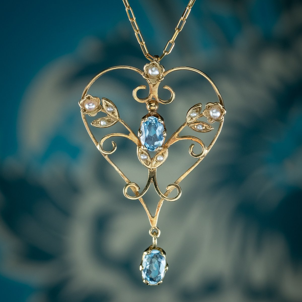 Antique_Group's tweet photo. A fabulous vintage heart pendant adorned with bright, seed pearls and two, blue aquamarines. The gallery has a beautiful design with scrolling inspired by the exquisite Art Nouveau pieces of the early 20th Century

£895 or $1,086

Click here to shop now - https://t.co/yA8xEzIkWi https://t.co/y3e4sgswU2