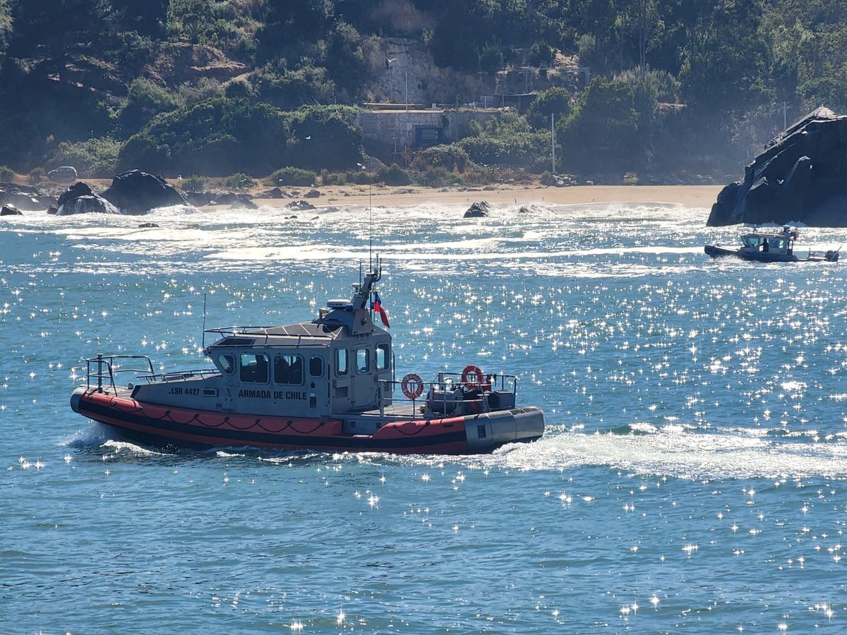 Armada_Chile's tweet photo. Autoridad Marítima de #Talcahuano continúa con las labores de rebusca de 3 personas en Playa Pingueral, con Unidades Marítimas, Aeronavales y patrullas de Policía Marítima y el GRI

Además, se cuenta con el apoyo de Bomberos, Carabineros y Pescadores de la zona

#ArmadaTeCuida https://t.co/zShbKyXhEN