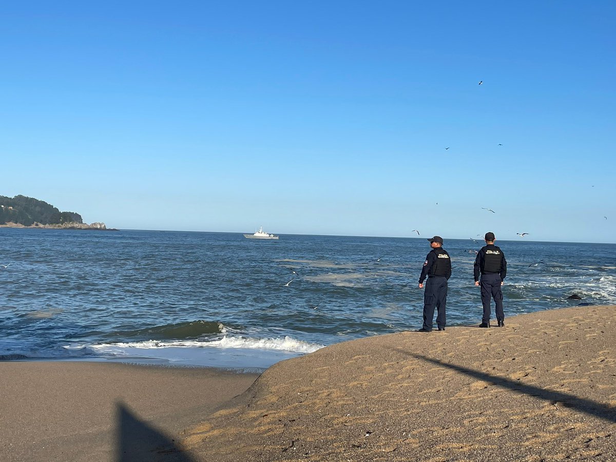 DGTM_Chile's tweet photo. Autoridad Marítima de #Talcahuano continúa con las labores de rebusca de desaparecidos en #Pingueral, con unidades marítimas, aeronavales, patrullas de #PolicíaMarítima y el Grupo de Respuesta Inmediata (GRI), además del apoyo de bomberos, carabineros y pescadores de la zona. https://t.co/E6Fp8AWGbz