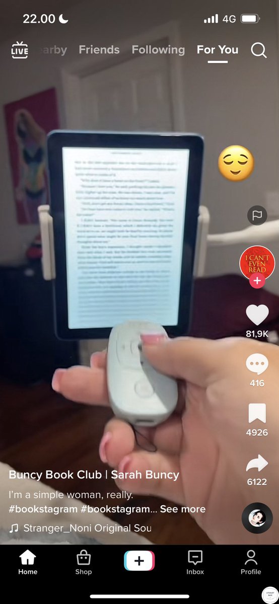 literarybase's tweet photo. /lt halo! tadi aku liat video ini jadi ini tuh clicker bluetooth remote gituu buat pindahin pages/ halamannya. ada yang pernah coba ngga buat di e-reader atau aplikasi baca buku digital? https://t.co/dcPffEKDYz