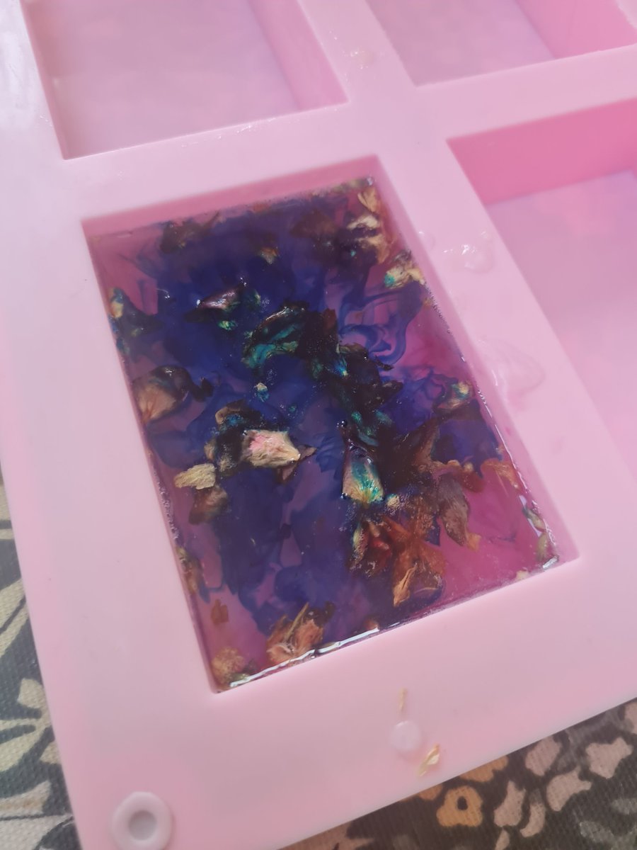 Loved coming in to host some workshops <a href="/TheSoapLoafCo/">The Soap Loaf Co - Cosmeti-Craft®️</a> today! A father and daughter came in and it was just lovely and wholesome 🌱 

On that note I think I want to watch Practical Magic tonight ✨