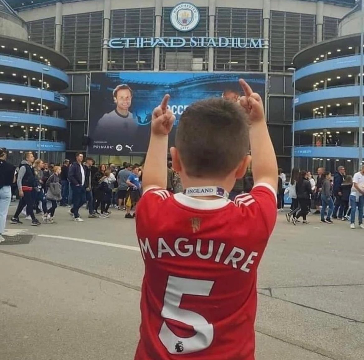 UncleSoya's tweet photo. MANCHESTER IS RED! 🔥🔥🔥 https://t.co/55zlWHnGMR
