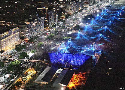 crockpics's tweet photo. The Rolling Stones performing in front of 1.5 million at Copacabana Beach, 2006 https://t.co/sFRnBRHbb0