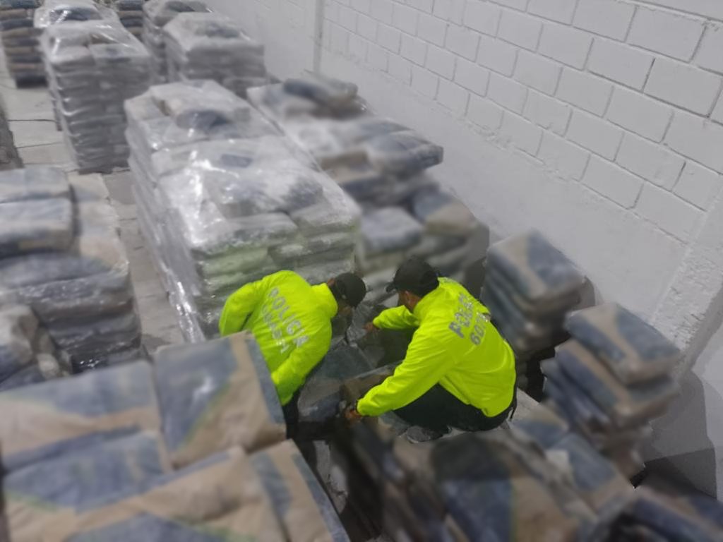 DIJINPolicia's tweet photo. Funcionarios de #Dijin en coordinación con @FiscaliaCol realizaron la incautación de 140 kilos de clorhidrato de cocaína, que se encontraban ocultos en 7 bultos en una bodega de la zona industrial de Cartagena ‘Bolívar’.

#DiosYPatria 
#ImplacablesContraElDelito https://t.co/LPcgj4o4g6