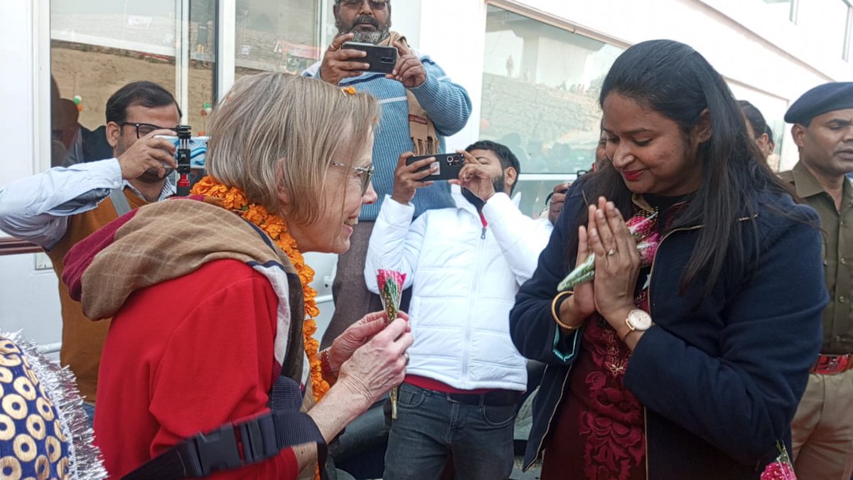 AdminGhazipur's tweet photo. गंगा विलास क्रूज़ यात्रियों ने वाराणसी  से गाजीपुर के रजागंज जेट्टी पर पहुंचा

विदेशी सैलानियों का अधिकारियों द्वारा किया गया स्वागत 

सैलानियों का स्वागत प्रयागराज के ढेढिया लोक नृत्य और सहनाई वादन के साथ किया गया
उसके बाद सभी सैलानियों को लार्ड कॉर्नवालिस ले जाया गया। @UPGovt https://t.co/W9SFhRiOmk