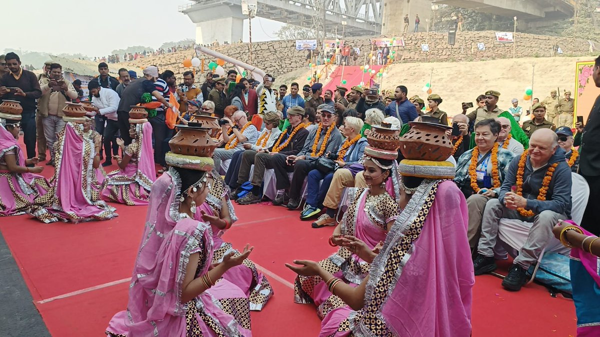 AdminGhazipur's tweet photo. गंगा विलास क्रूज़ यात्रियों ने वाराणसी  से गाजीपुर के रजागंज जेट्टी पर पहुंचा

विदेशी सैलानियों का अधिकारियों द्वारा किया गया स्वागत 

सैलानियों का स्वागत प्रयागराज के ढेढिया लोक नृत्य और सहनाई वादन के साथ किया गया
उसके बाद सभी सैलानियों को लार्ड कॉर्नवालिस ले जाया गया। @UPGovt https://t.co/W9SFhRiOmk