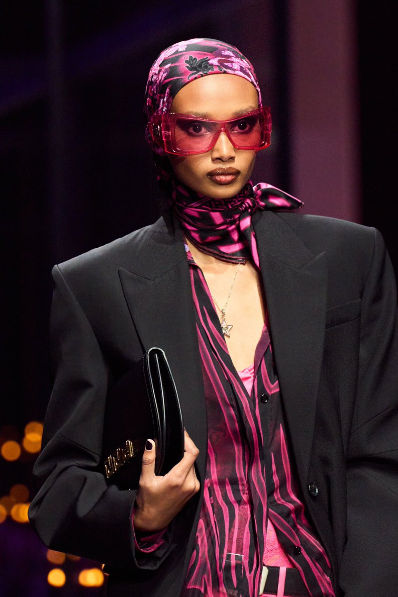 blusmarine's tweet photo. Versace Spring 2023 rtw https://t.co/bVlAx4SBIN