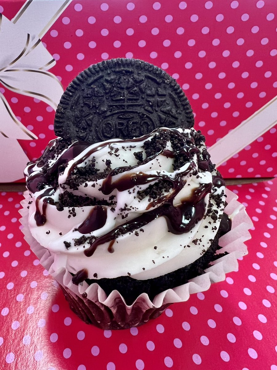 SmallCakesNDH's tweet photo. Happy Saturday guys! Today’s #yummy specials are #StuffedCookie #SangriaSplash &amp; #CaramelVanillaCream #Cupcakes +17 delicious daily #cupcake flavors! Order pickup at 404.621.9634 or https://t.co/MTIy7NEtp6! Or get delivery thru UberEats GrubHub or DoorDash! https://t.co/OA3h7ziMtC