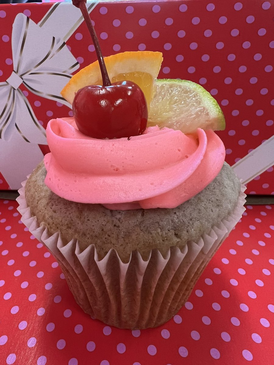 SmallCakesNDH's tweet photo. Happy Saturday guys! Today’s #yummy specials are #StuffedCookie #SangriaSplash &amp; #CaramelVanillaCream #Cupcakes +17 delicious daily #cupcake flavors! Order pickup at 404.621.9634 or https://t.co/MTIy7NEtp6! Or get delivery thru UberEats GrubHub or DoorDash! https://t.co/OA3h7ziMtC