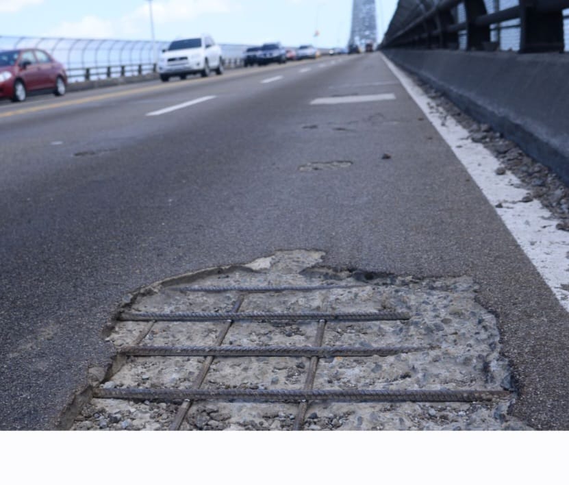 criticaenlinea's tweet image. Ya hasta se ve el hierro del puente de las Américas. Si Sabonge y el @MOPPma  no se apuran, habrá otro hueco más en la icónica estructura de #Panamá.