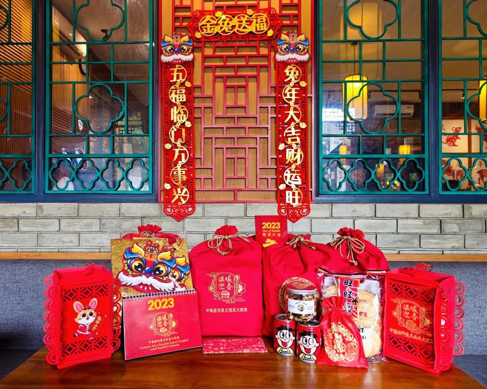 Amb_LuKang's tweet photo. 活动期间，中国驻印尼大使馆向参加活动的青年朋友发放“温暖迎春”福袋，装有使馆精心定制的新春对联、灯笼、台历、贺卡，以及来自海峡两岸的零食与大白兔奶糖。 https://t.co/D0rzTuBSUj
