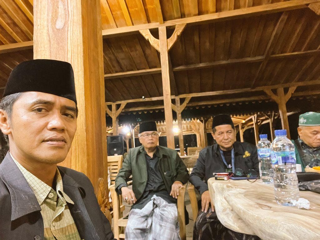 pcnukabmagelang's tweet photo. Rapat gabungan Syuriyah dan Tanfidziyah tadi malam, membahas  harlah 1 Abad NU. Rapat diselingi makan tumpeng yg disajikan tuan rumah, owner Root art. Jangan lupa bahagia. https://t.co/TwKupZoisz