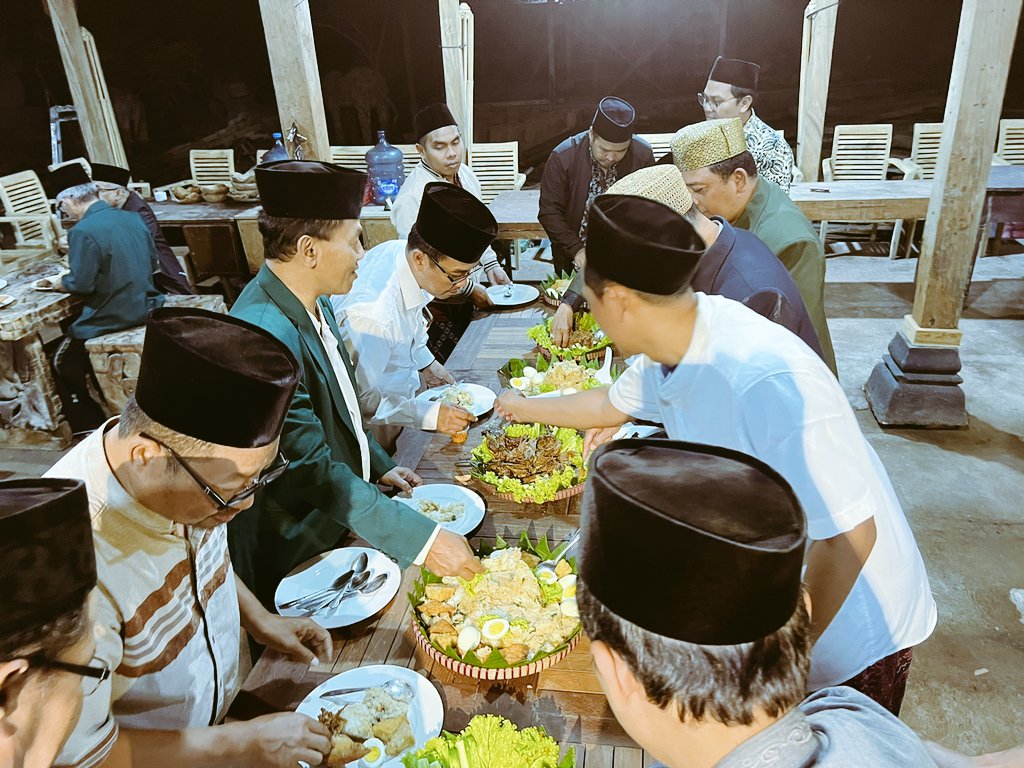 Rapat gabungan Syuriyah dan Tanfidziyah tadi malam, membahas  harlah 1 Abad NU. Rapat diselingi makan tumpeng yg disajikan tuan rumah, owner Root art. Jangan lupa bahagia.