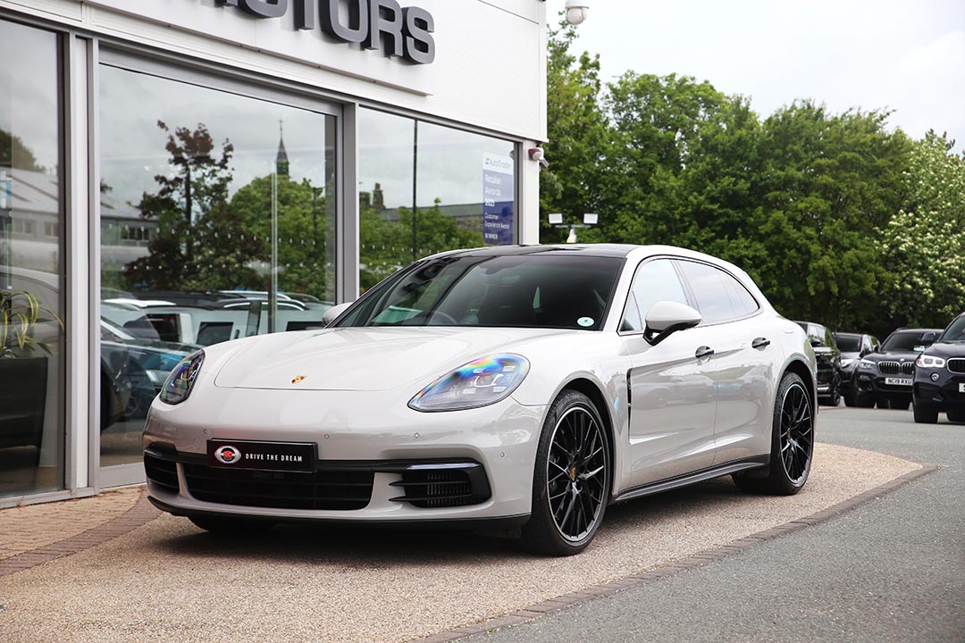GCMotors's tweet photo. just landed 🙌
https://t.co/oJvVRsZvXf

- Sliding Panoramic Roof 
- Sport Chrono Pack Plus 
- 360 Camera
- Air Suspension 
- 21" Sport Design Alloys 

#porsche #hybrid #ukcars #porschepanamera https://t.co/6Kvpk2Stc7