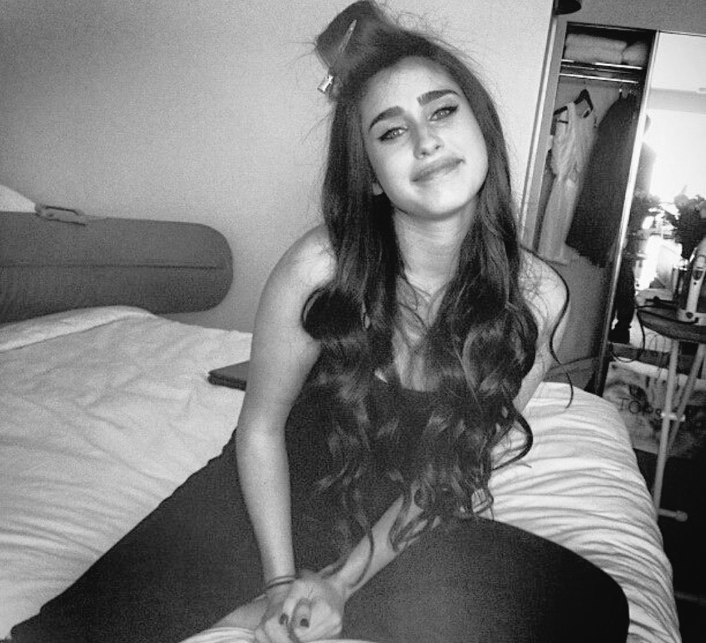 unscoIored's tweet image. ㅤ
ㅤㅤHey, hey! Meu nome é Lauren, tenho dezoito anos e eu não enxergo cores. Calma, não é nenhuma doença ou algo do tipo! As cores só serão visíveis para mim quando eu encontrar o meu Amor. Confuso? Deixa que eu te explico! 
ㅤㅤㅤ  ㅤㅤㅤㅤ♡ + ↺