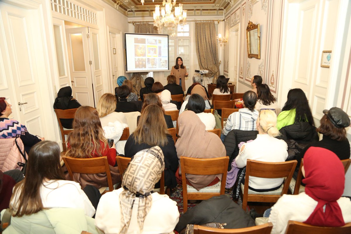 Sürdürülebilir olanda hayat var! Deniz Sağdıç, 'Sürdürülebilir Sanat' dersiyle bugün Üsküdar Fikir ve Sanat'taydı! ♻️ Dersten bir not ✏️ 'Atıklardan portreler yapıyorum. Çünkü insana insanı anlatmanın direkt yolu insandan geçer.'🪞 @denizsagdicart @hilmiturkmen34