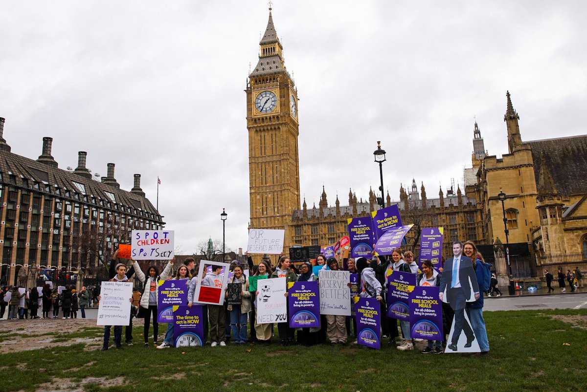 BiteBack2030's tweet photo. Hello Westminster👋

Since @Jeremy_Hunt won’t extend #FreeSchoolMeals to all kids living in poverty, we’ve decided to make some noise that the Government can’t ignore!

Today we’ll be handing in our petition signed by over 258,000 people. Thanks to everyone who has supported us🙏 https://t.co/NjsPqa9GCY