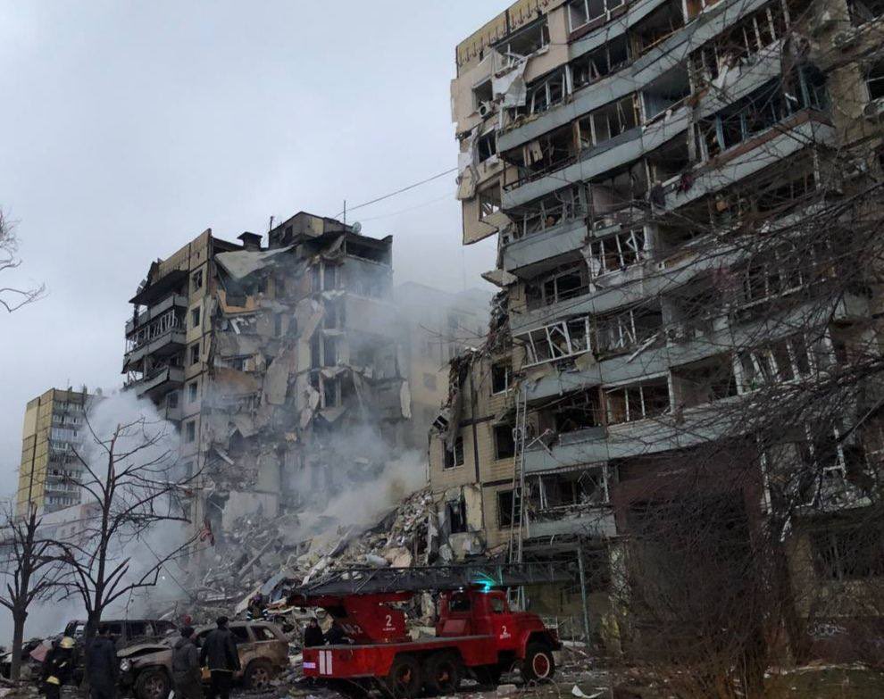 ZhukClassArt's tweet photo. My city Dnipro 😣🤬
 January 14

 A Russian rocket destroyed the entrance of the nine-story building.

 There are already 18 wounded in hospitals, two of them are children.
 There are still people under the ruins of the destroyed building.
 #russiaisaterroriststate https://t.co/3wD2krV5Sn