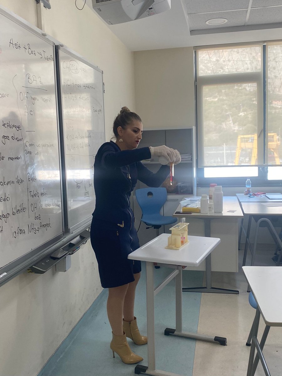 8. Sınıf velilerimizle, bu sene sınava hazırlanan öğrencileriyle empati kurmaları ve çocukları gibi hissetmeleri için düzenlediğimiz “Bir Günlüğüne Ben Olur Musun?” atölyemizi keyifle gerçekleştirdik. Katılım gösteren velilerimize çok teşekkür ederiz 💜