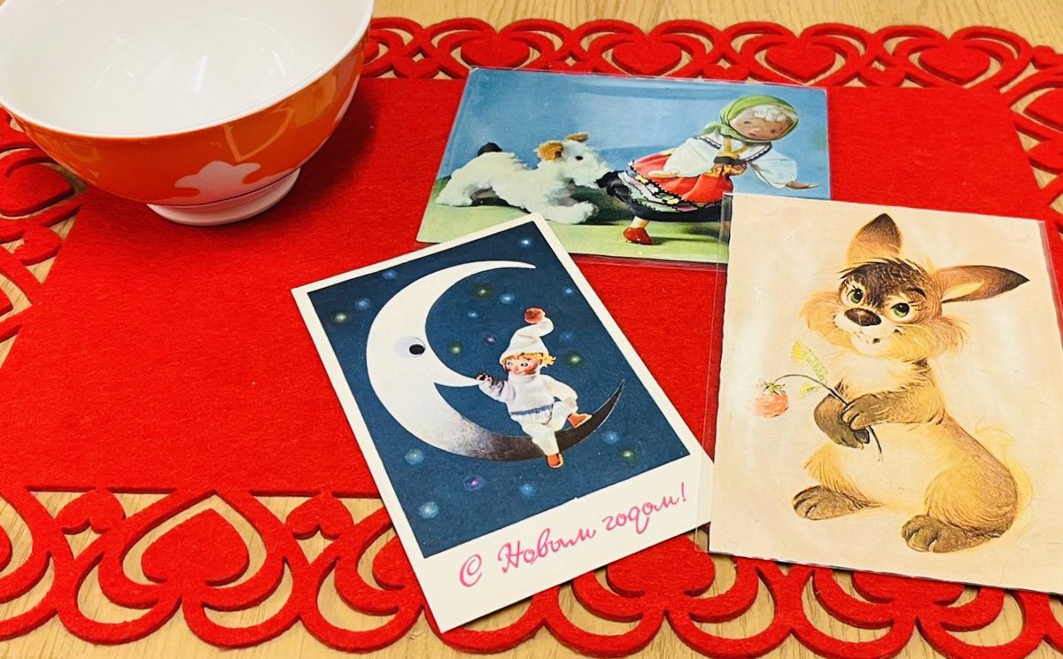 ZakkaMitte's tweet image. お買い上げ品、アサまーとさんのソビエト製の茶器。そして当店の在庫からソ連時代のキッチュなレトロポストカード。#Sovietdesign