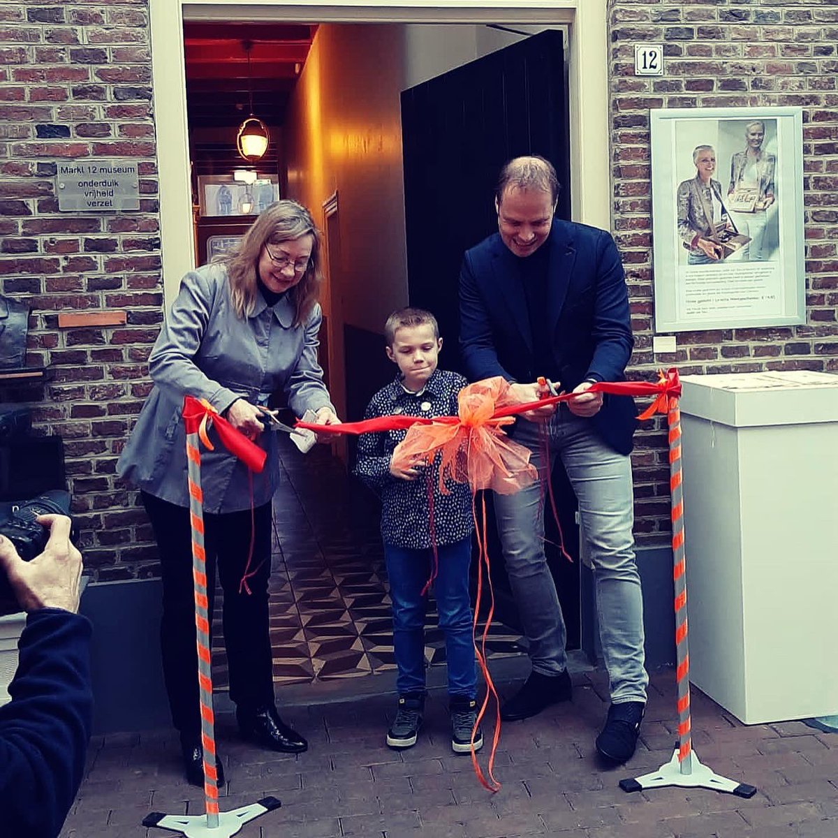 hanstelindert's tweet photo. “Investeren in de jeugd is investeren in de toekomst. Om in de toekomst te kúnnen investeren, moet je weet hebben van het verleden. Dus als de jeugd het Nationaal Onderduikmuseum weet te vinden, zet je een belangrijke stap!” @Onderduikmuseum in @gemeente_aalten is #kidsproof !! https://t.co/7yFqKKjTBg