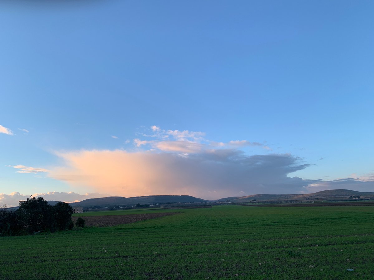 e,..”Ti cerco nel sole che sorge al mattino, nel primo respiro che faccio,nella notte scura che scorre.Ti cerco come un sogno rincorre la felicità di potersi realizzare. Ti cerco come la speranza..Ti cerco nella bellezza di un paesaggio appena scoperto.. Rosazza questo!