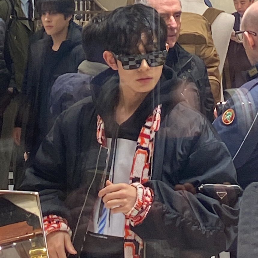 hourlylhs's tweet photo. my prada boy #heeseung 🖤 https://t.co/oetPZpBseS