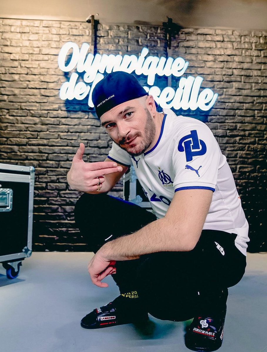 midiminuit__'s tweet photo. 💰 Le partenariat de JUL avec l’OM coûtera près de 600.000€ au label D’OR ET DE PLATINE !

🗣️ JUL : « J'ai été en formation dans ce club. J'ai ramassé les ballons et j'ai fait la sécurité. J'ai fait mon concert au Vélodrome et là je suis sur le maillot… C'est magique » https://t.co/P1WkbDzpQ3