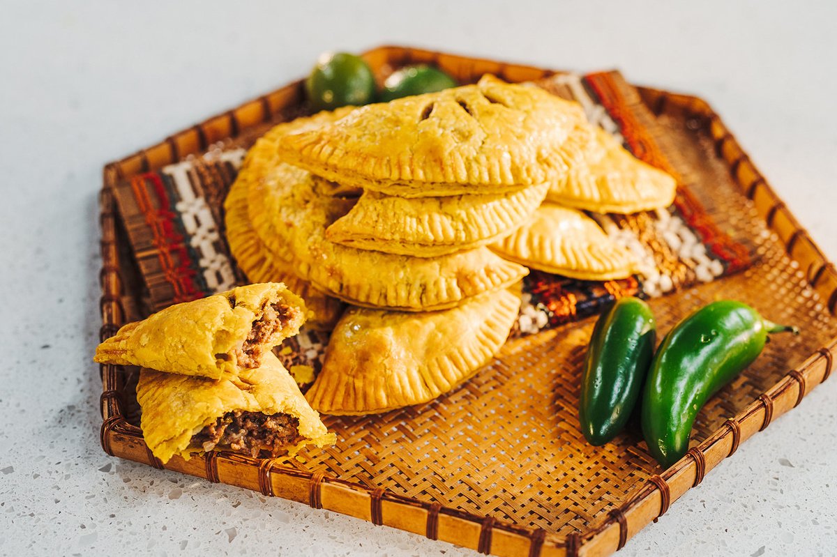 Jamaican Patties are delicious and convenient to have on hand for lunches, snacks or a quick and easy dinner. 
Dial in the spice level of your choice!
greattastesmb.ca/.../jamaican-p…
#MBFoods #MBFarms #LoveLocalMB #greattastesmealplan <a href="/ManitobaBeef/">Manitoba Beef Producers</a>