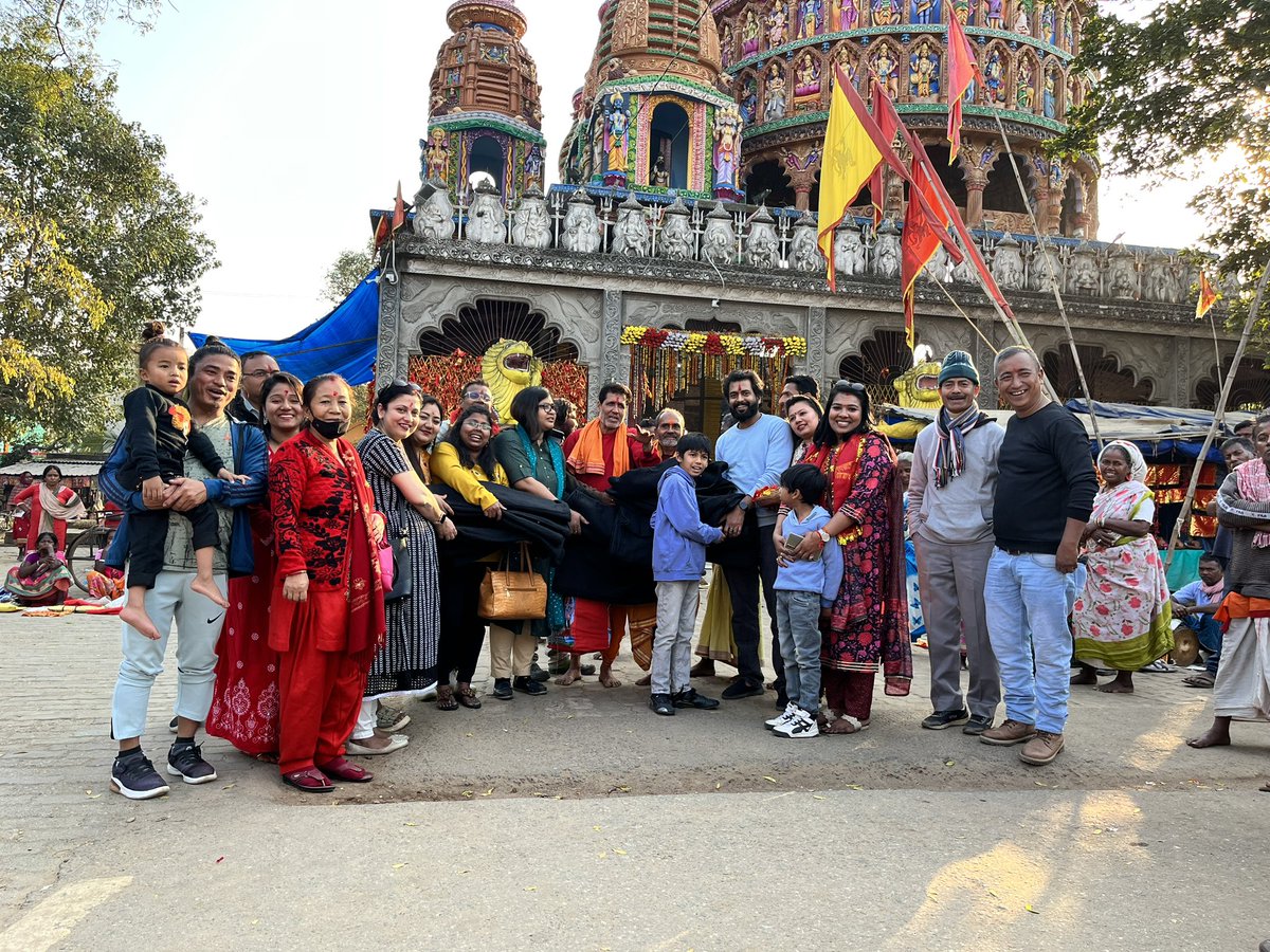deepa_rj's tweet photo. देवरी मंदिर में सुकून से मां के दर्शन करने का मौका मिला 😊 We (Radio city ) we’re very Excited for our activity “ Ek Kapda Abhiyan” where we with the help of our listeners , Distributed Winter Essentials with the Needy Ones ❤️
#RjDeepaRadiocity #RanchiJharkhand #EkKapdaAbhiyaan https://t.co/oQcvsWl6ff