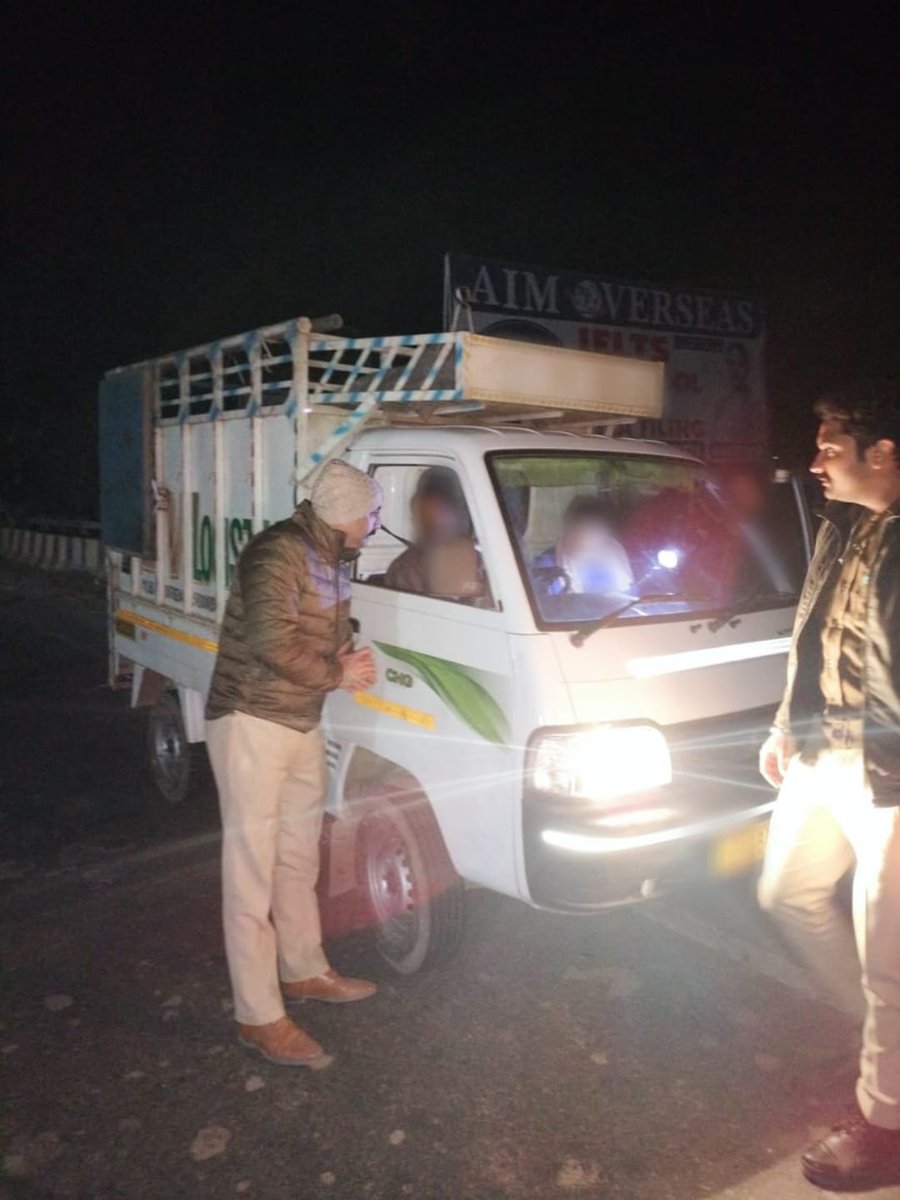 pilibhitpolice's tweet photo. SP @pilibhitpolice के निर्देशन में कानून एवं शांति व्यवस्था के दृष्टिगत थाना गजरौला पुलिस द्वारा संदिग्ध व्यक्तियों व वाहनों की चेकिंग की गयी। 
#UPPolice https://t.co/F6TBTHtgbZ