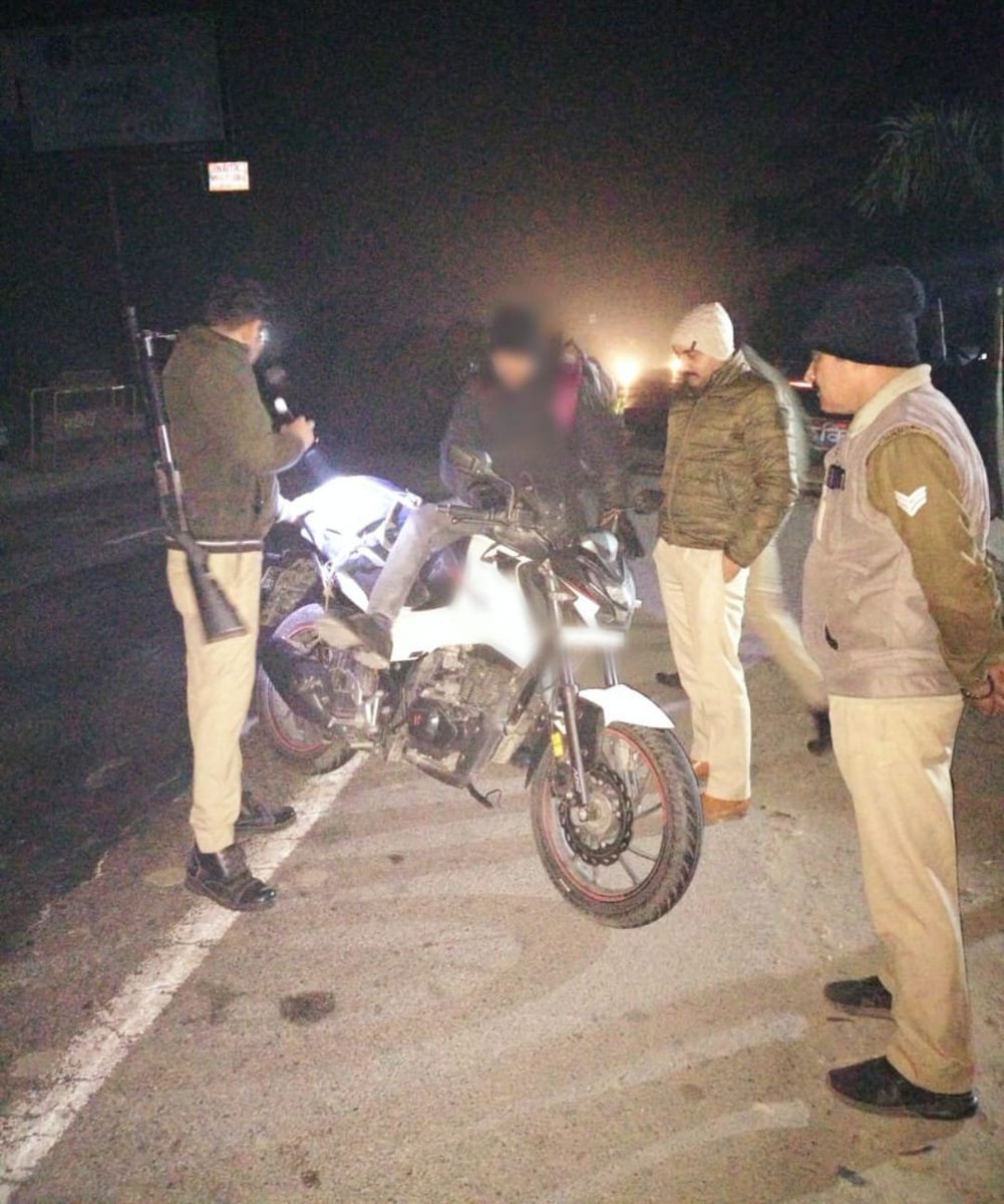 pilibhitpolice's tweet photo. SP @pilibhitpolice के निर्देशन में कानून एवं शांति व्यवस्था के दृष्टिगत थाना गजरौला पुलिस द्वारा संदिग्ध व्यक्तियों व वाहनों की चेकिंग की गयी। 
#UPPolice https://t.co/F6TBTHtgbZ