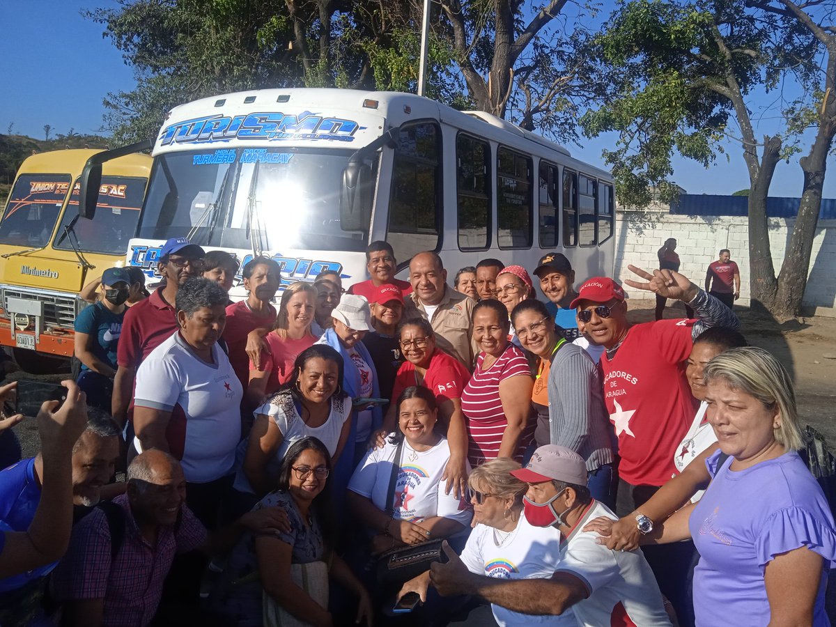 ¡Rumbo a Caracas! Nuestros maestros y maestras del estado #Aragua a la gran movilización por el derecho a la educación de nuestros estudiantes y el derecho a construir mejores condiciones laborales para nuestro gremio. <a href="/NicolasMaduro/">Nicolás Maduro</a> <a href="/_LaAvanzadora/">Yelitze Santaella</a> <a href="/Soykarinacarpio/">Karina Carpio</a> @MPPEDUCACION