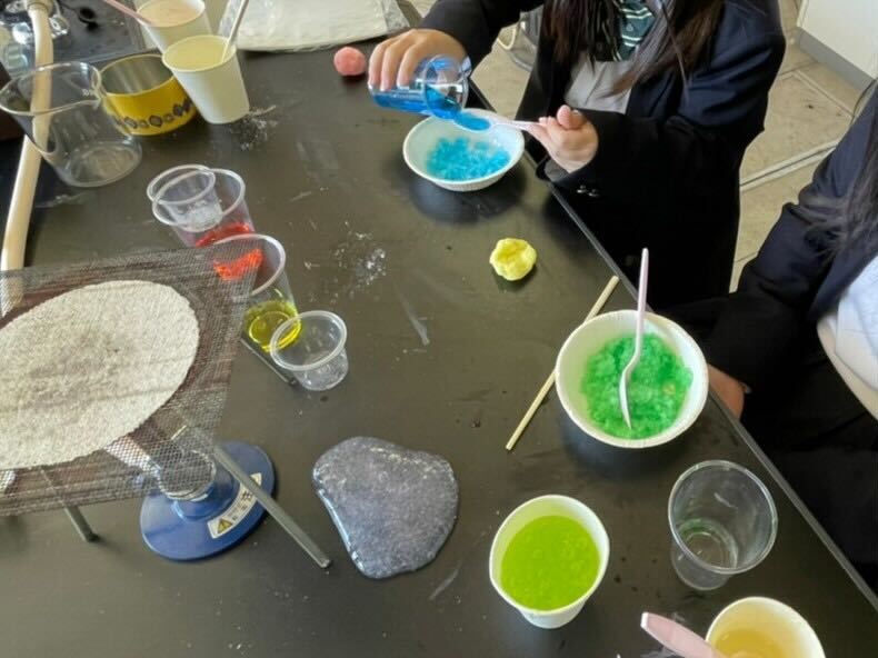 doyascience's tweet photo. ３学期に学ぶ防災に関連して、吸水性ポリマーを使って驚きの実験！ほんのひとつまみの吸水性ポリマーに、スプーンで水をかけても、かけても、どんどんかけても、どんどん吸い込まれていきます。（亜） https://t.co/POqrMBry6T