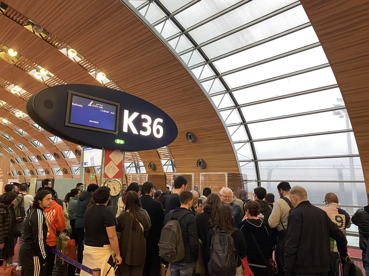 AboodJb2's tweet photo. @GulfAir @ParisAeroport a big mess in paris airport and delayed more than 6 hours form @GulfAir https://t.co/hRa7a9kL1a