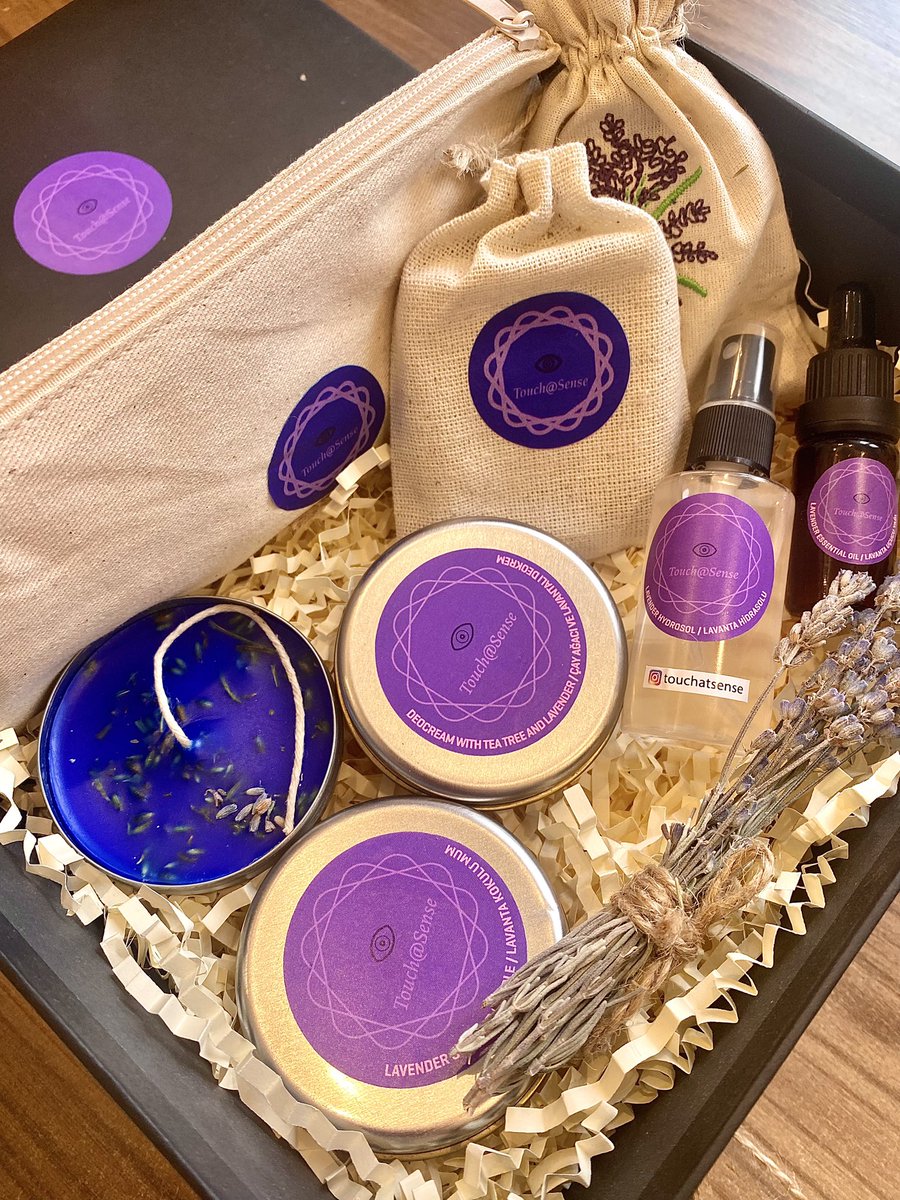 mistiksifa's tweet photo. Bana harika bir lavanta seti geldi😍Lavanta balmumu kremi(yuz,vucut icin),lavanta ve çay ağacı yağlı deokrem(roll-on yerine dogal bir urun), lavanta yağı(angustafolia),lavanta sabunu,lavanta kokulu mum,göz bandi (gozlerdeki yorgunlugu almak icin),lavanta kesesi ve lavanta suyu💜 https://t.co/nKM07yGrwg