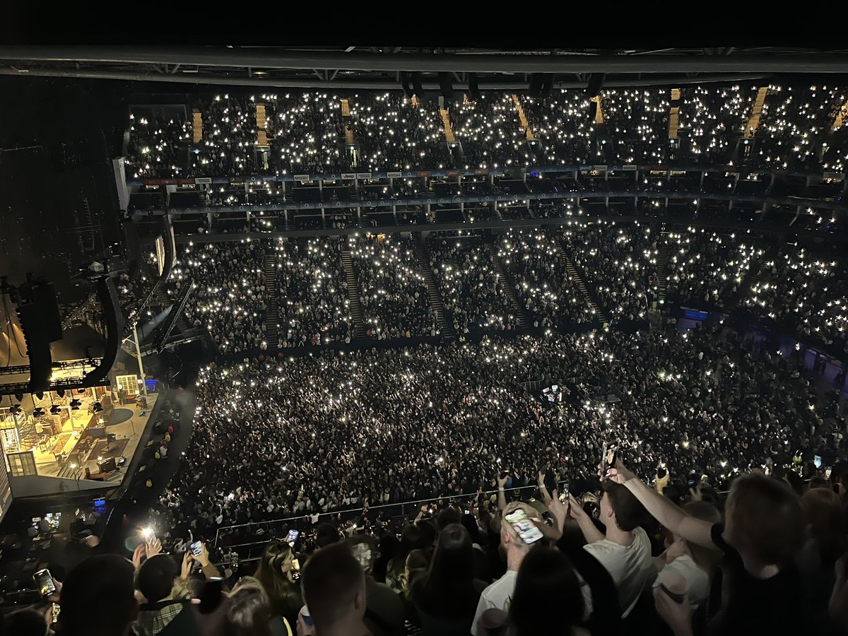MissJaneyW's tweet photo. Amazing night at the O2 #The1975 https://t.co/x1hz73rVlW