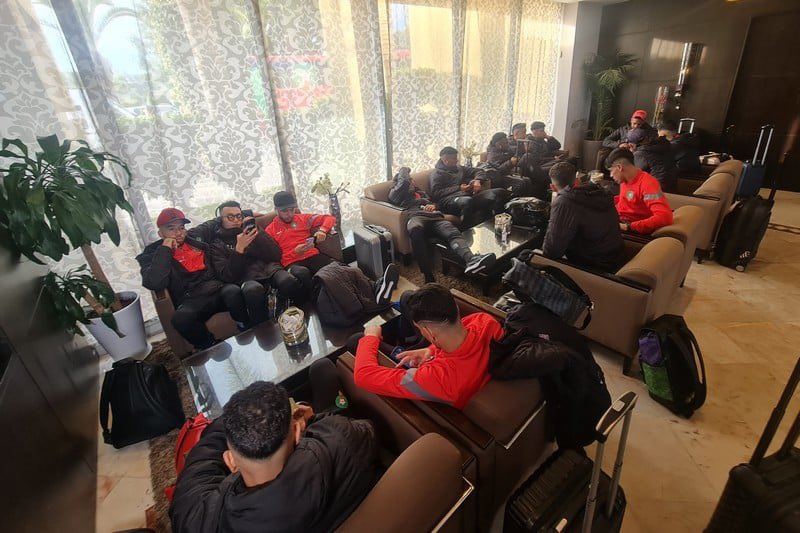 كنا نتمنى أن تصلح الرياضة ما تفسده السياسة! غريب امر حكام الجزائر يسمحون لوزير مغربي بدخول بلدهم بطائرة مغربية خلال القمة العربية السياسية و تحرم هؤلاء الشباب من ممارسة الرياضة و تمثيل بلدهم…امر غير مفهوم! ما هو دور CAF@ و FIFA@؟     Dima Maghreb