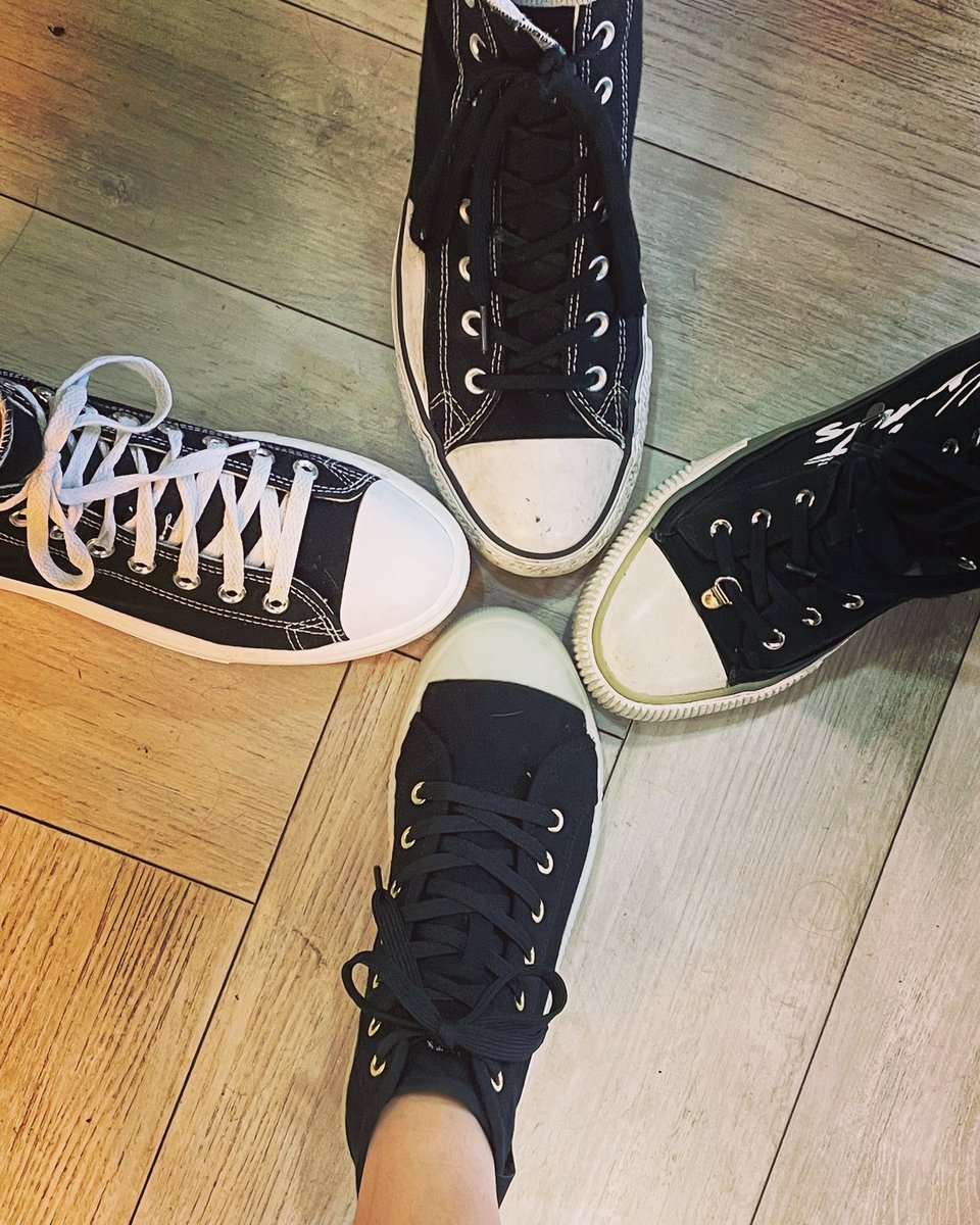 TheImageDarlin1's tweet image. When you meet up with your mates and you’re all wearing the same wheels 😂 #hitops #SaturdayVibes