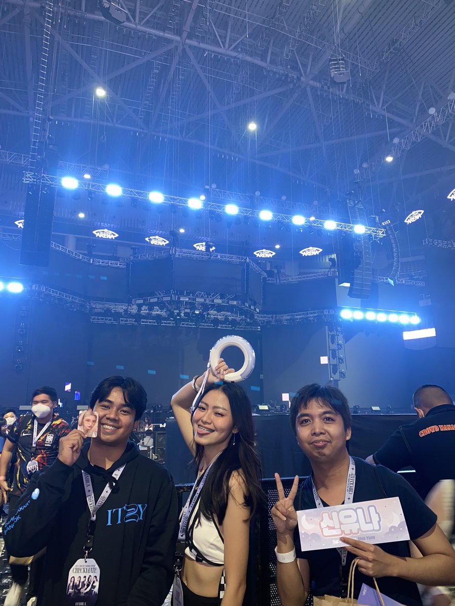 RyugelaCart's tweet photo. #ITZYinManila 🥹🫶🏻 SPEECHLESS RAYNAO IM BEYOND HAPPY 😭😭😭 

met new midzy frens + my midzy gdm 🥹🥹🫶🏻 ily all 🤍 https://t.co/HHsgmRuhxb